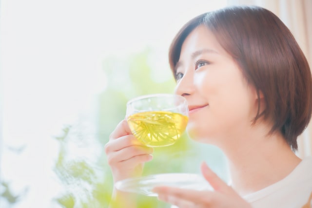 妊婦さんにもおすすめの美味しい日本産松葉茶を飲む女性